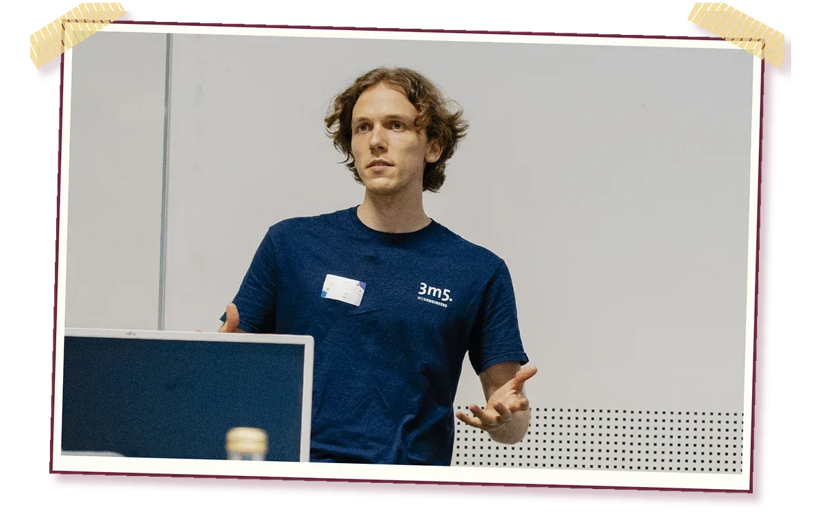 Foto: Louis erklärt beim internen Coding Contest vor der Gruppe die Aufgabe